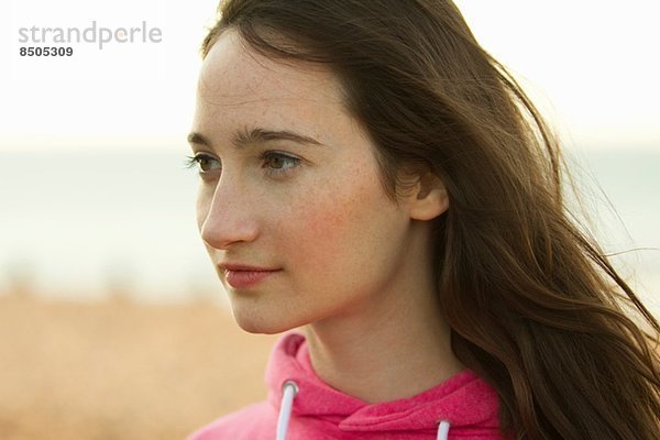 Porträt einer jungen Frau am Strand  Whitstable  Kent  UK