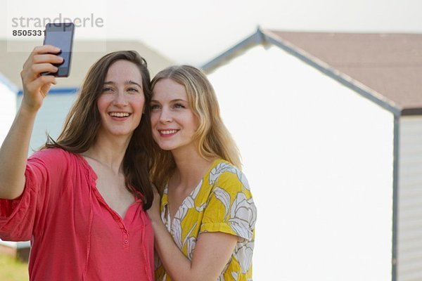 Zwei junge Freundinnen beim Selbstporträt  Whitstable  Kent  UK