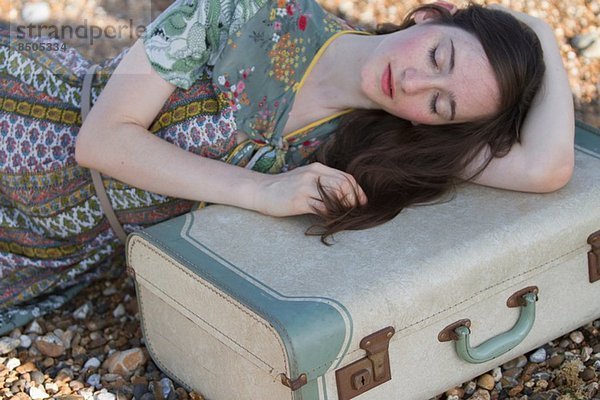 Porträt einer jungen Frau mit Koffer am Strand  Whitstable  Kent  UK