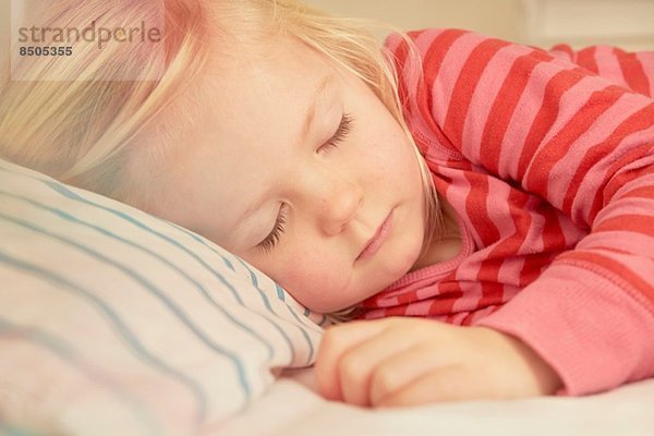 junges Mädchen schläft im Bett