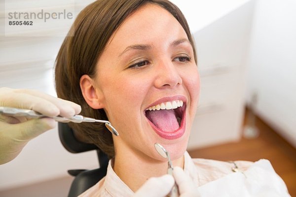 Frau beim Zahnarzt mit geöffnetem Mund