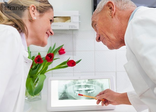 Zahnärzte untersuchen Röntgenbild