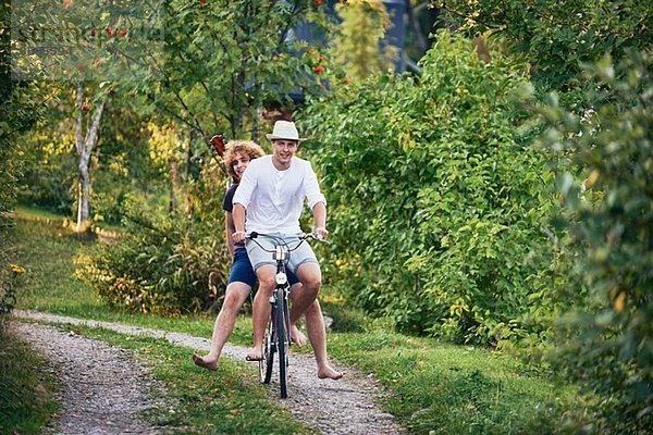 Zwei junge Männer auf dem Fahrrad barfuß  Gavle  Schweden