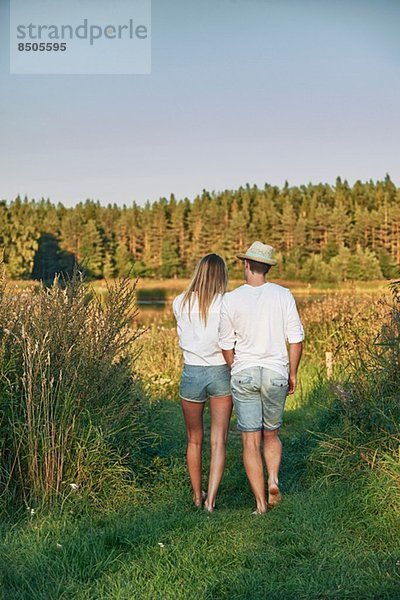 Romantisches junges Paar beim Spaziergang  Gavle  Schweden