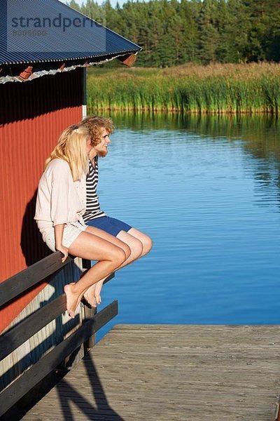 Junges Paar am See  Gavle  Schweden