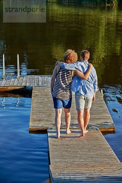 Zwei männliche erwachsene Freunde beim Spaziergang am Pier  Gavle  Schweden