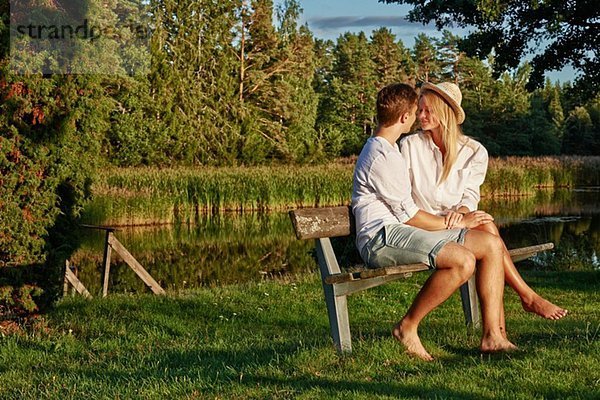 Romantisches junges Paar auf Parkbank  Gavle  Schweden
