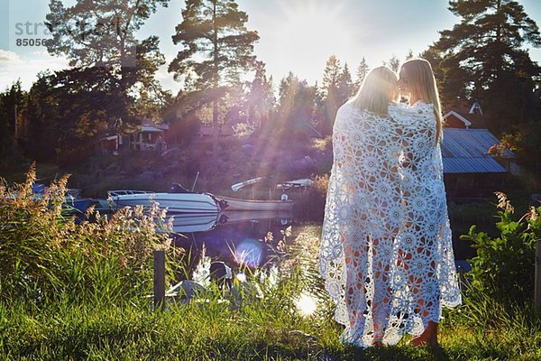 Zwei junge erwachsene Freundinnen in Decke gehüllt  Gavle  Schweden