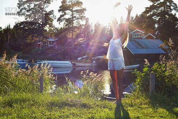 Junge Frau tanzt am See  Gavle  Schweden