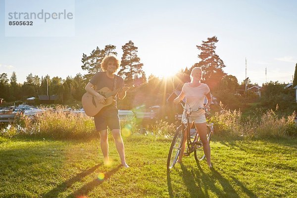 Junges Paar mit Gitarre und Fahrrad  Gavle  Schweden