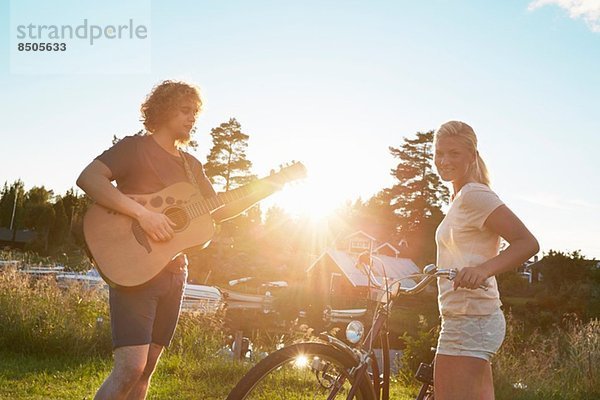 Junges Paar mit Freude an der Gitarre  Gavle  Schweden