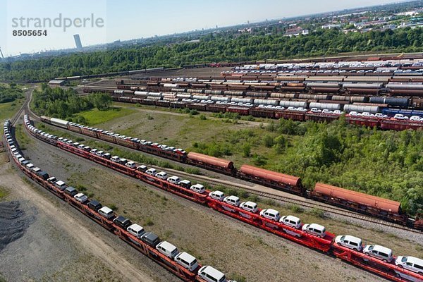 Blick auf Schiene und Fracht  München  Bayern  Deutschland