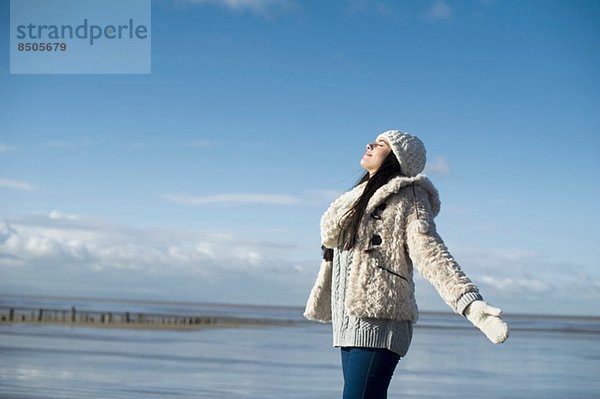 Junge Frau mit ausgestreckten Armen  Brean Sands  Somerset  England