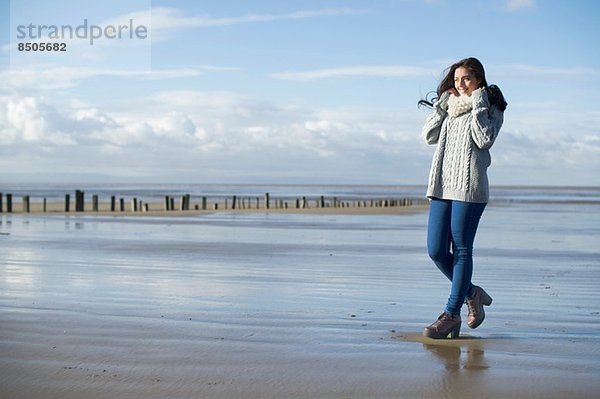 Junge Frau am Strand  Brean Sands  Somerset  England
