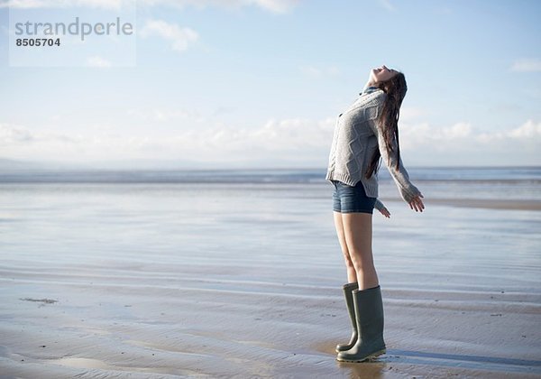 Junge Frau am Strand stehend  Brean Sands  Somerset  England