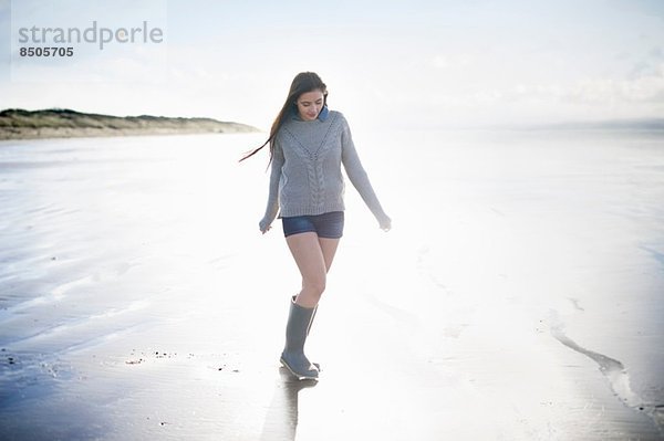 Junge Frau am Strand im Sonnenlicht  Brean Sands  Somerset  England