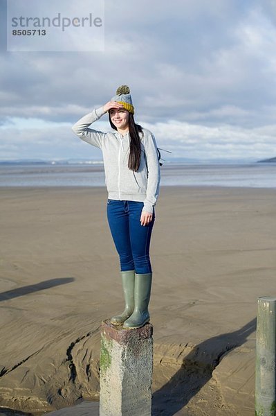 Junge Frau auf Buhnen stehend  Brean Sands  Somerset  England