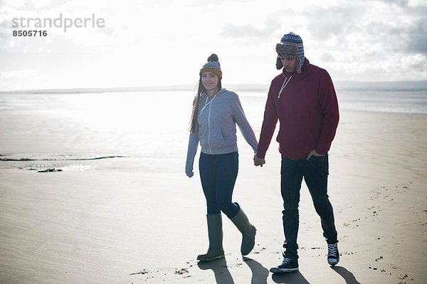 Junges Paar am Strand  Brean Sands  Somerset  England