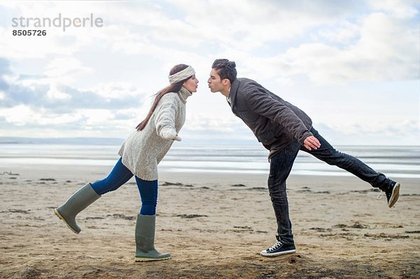 Junges Paar auf einem Bein  Brean Sands  Somerset  England