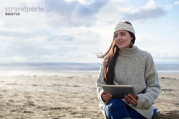 Junge Frau mit digitalem Tablett  Brean Sands  Somerset  England