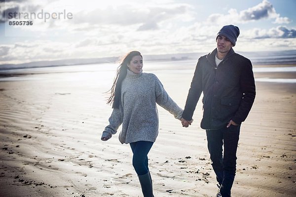 Junges Paar hält Händchen  Brean Sands  Somerset  England