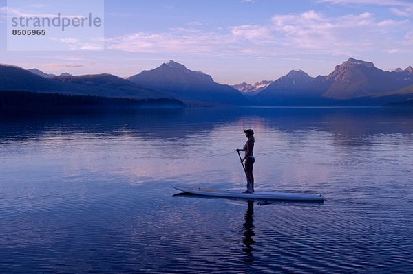 Frau im Kanu  Lake McDonald  Glacier National Park  Montana  USA