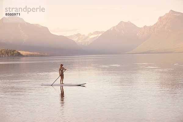 Frau im Kanu  Lake McDonald  Glacier National Park  Montana  USA