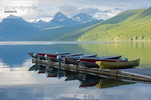Festmacherboote  Lake McDonald  Glacier National Park  Montana  USA