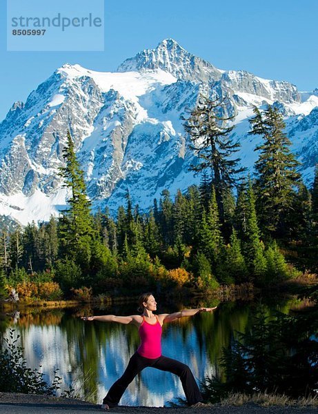 Frau beim Yoga in der Bergwelt  Bellingham  Washington  USA