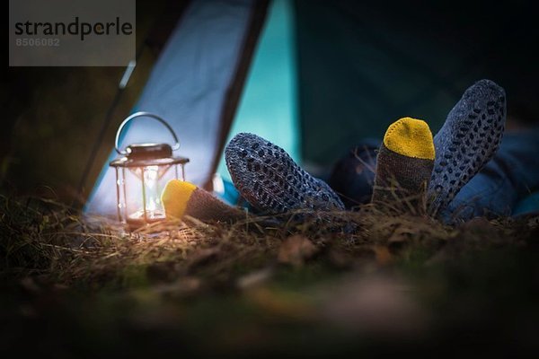 Paar im Zelt liegend - Füße zusammen