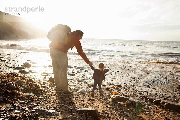 Vater und Kind genießen den Strand