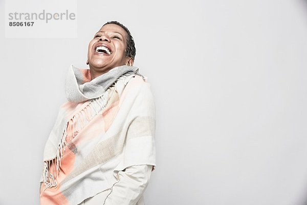 Studio-Porträt einer reifen Frau beim Lachen