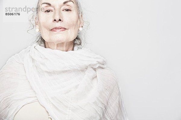 Abgeschnittenes Studioporträt einer älteren Frau