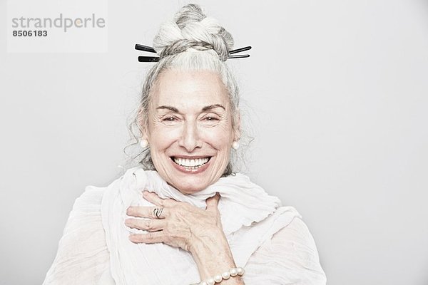 Studio-Porträt einer anspruchsvollen Seniorin beim Lachen