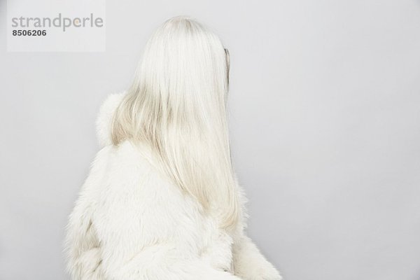 Seitenansicht Studio-Porträt einer älteren Frau mit langen grauen Haaren
