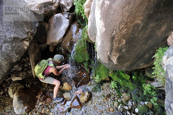 Wanderin trinkt vom Wasserfall  Mount Wilson  Red Rock Canyon  Nevada  USA