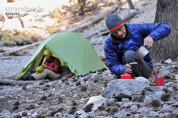 Backpacker Paar Camping  Mount Charleston  Nevada  USA