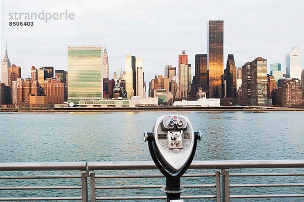 Blick auf das Fernglas in Richtung East River und Manhattan Skyline  New York  USA