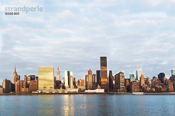 Blick auf East River und Manhattan Skyline  New York  USA