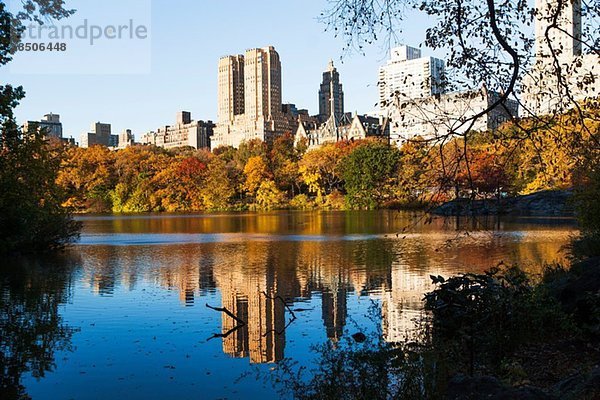 Reflexionen im Central Park Lake  New York City  USA