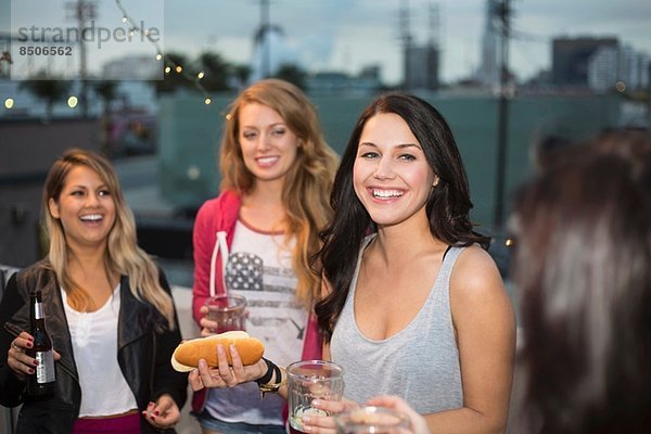 Weibliche Freunde beim Grillen auf dem Dach