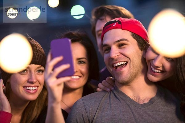 Junge erwachsene Freunde  die Selfie auf der Party nehmen
