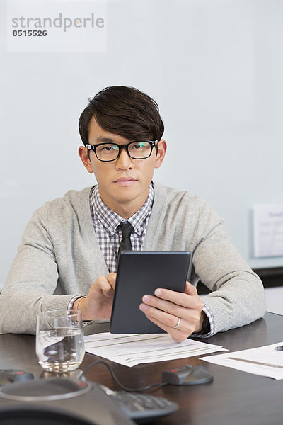 benutzen  Geschäftsmann  Büro  Tablet PC  südkoreanisch
