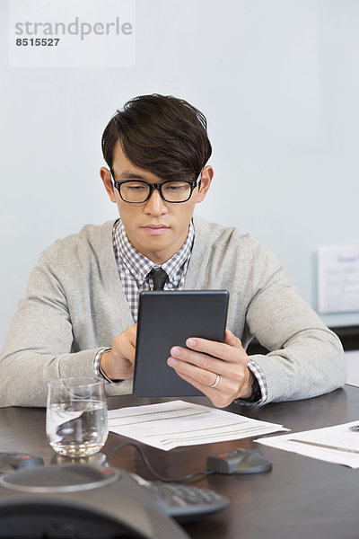 benutzen  Geschäftsmann  Büro  Tablet PC  südkoreanisch