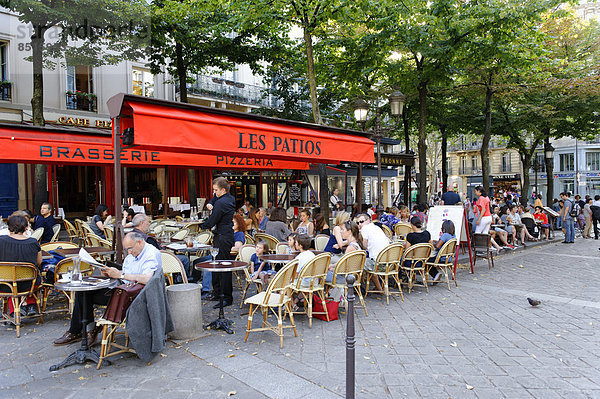 Platz mit Straßencafes an der Rue des Ecoles  Sorbonne  5. Arrondissement  Quartier Latin  Paris  Frankreich