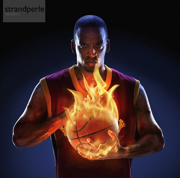Mann  halten  amerikanisch  Basketball  Flamme