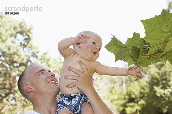 Vater Holding Baby im freien