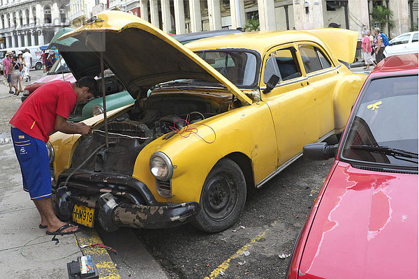 Oldtimer am Straßenrand  Havanna  Provinz La Habana  Kuba
