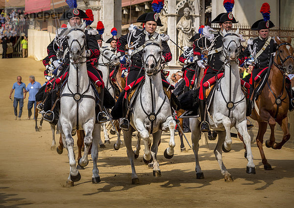 Angriff der Kavallerie  historische Parade  Siena  Toskana  Italien