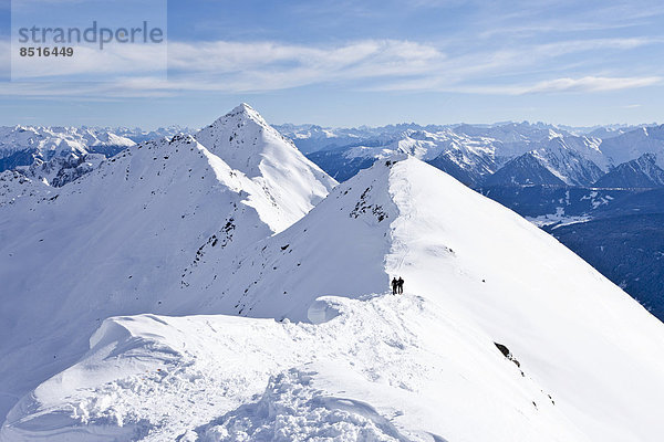 Skitourengeher beim Aufstieg auf die Ellesspitze im Pflerschtal  auf dem Gipfelgrat  Wipptal  Südtirol  Italien